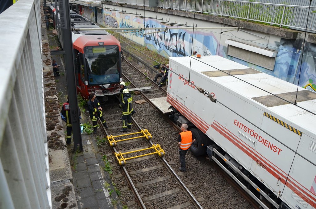 Unfall zwischen zwei KVB Bahnen Koeln Hoehenhaus Im Weidenbruch P242.JPG